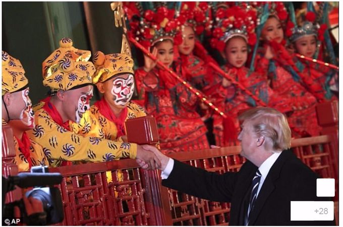 12 a - Trump saluta il corpo di ballo