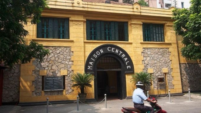 L'ingresso dell'HANOI HILTON ancora oggetto di visite