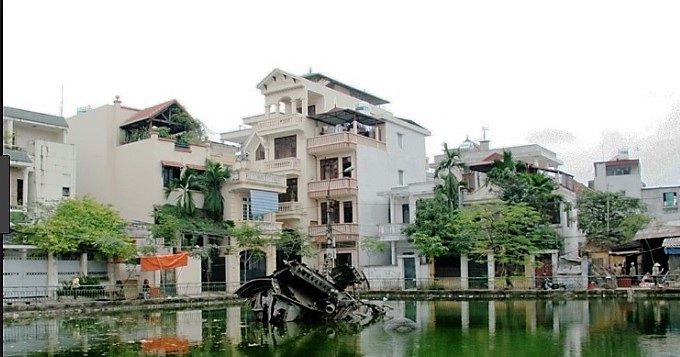 Uno degli aerei americani abbattuti durante la battaglia aerea per distruggere un ponte, alla periferia di Hanoi, unica fonte di approvvigionamenti al Vietnam