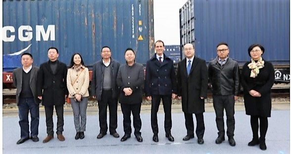fig. 3  L'arrivo del primo treno a Chengdu