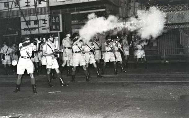 Le truppe inglesi affrontano i rivoltosi a HK nel 1967