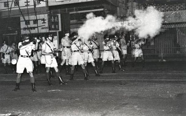 Le truppe inglesi affrontano i rivoltosi a HK nel 1967
